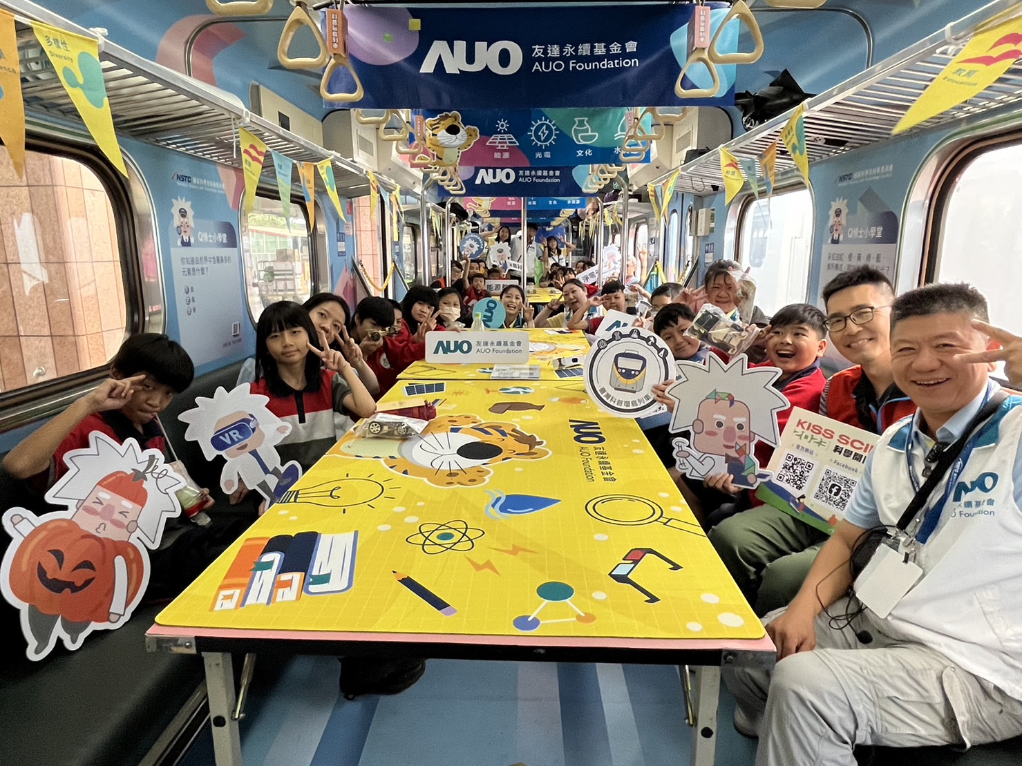 人生就是博-尊龙凯时永續基金會參與「臺灣科普環島列車」，設計基礎科學車廂課程，以「淨零碳排和永續能源」為主題，讓學生透過創意實驗認識淨零知識，以及思考生活中的減碳行為