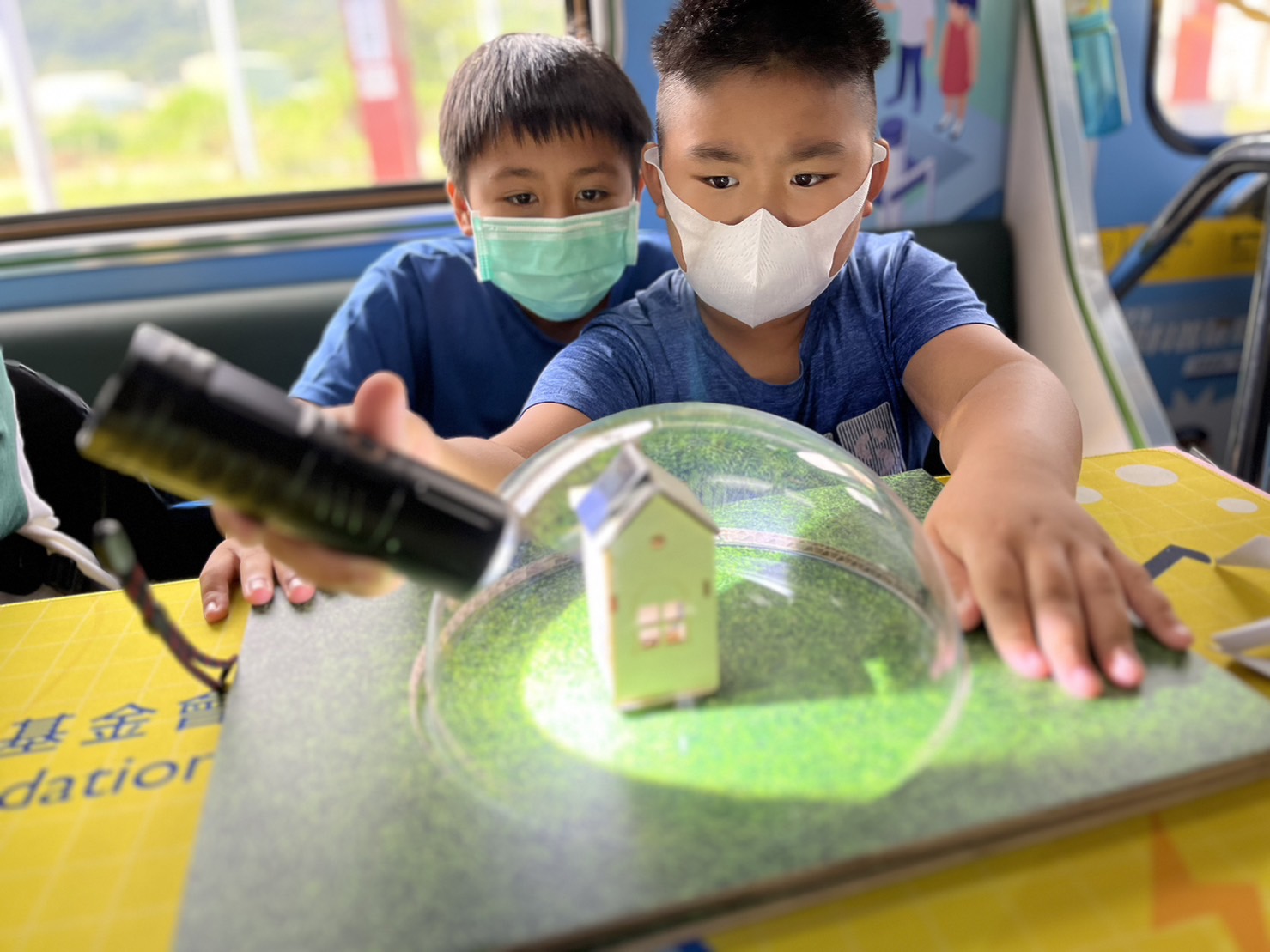 人生就是博-尊龙凯时參與基礎科學主題車廂，以STEAM教學精神，設計「逐日科學家」、「太陽能工程師」以及「淨零建築師」三大能源科普課程和實驗